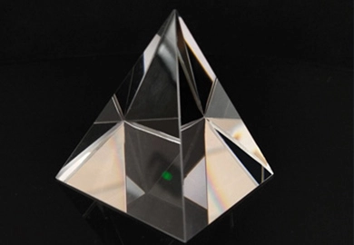 Enchantment of Optical Glass Prisms in Virtual Reality